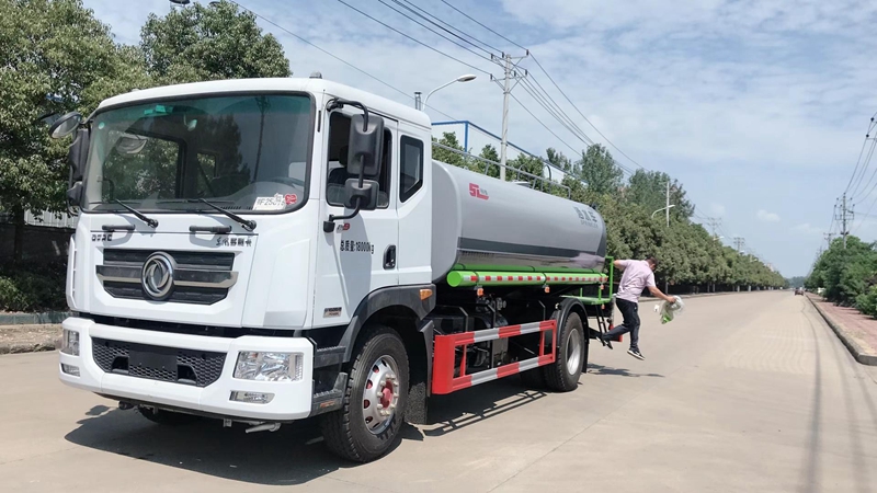 國六東風(fēng)D9 15方灑水車